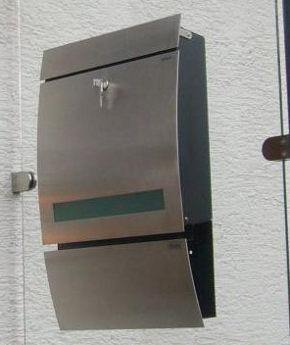 Edelstahl Briefkasten an Glas montiert